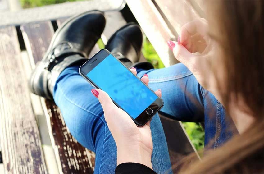 Conoció a un chico en una fiesta de disfraces y lo busca por las redes sociales