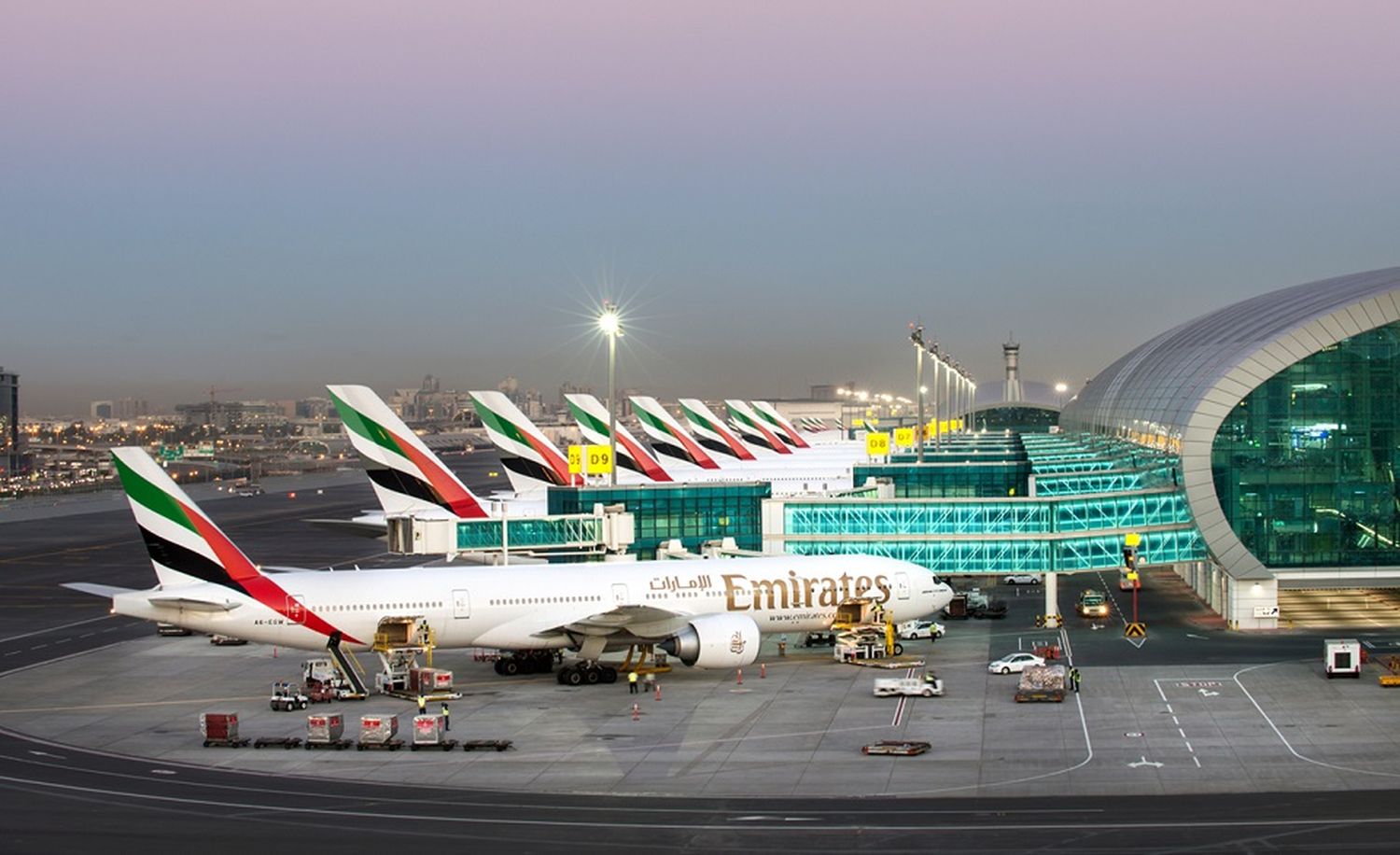 Emirates empezó a vacunar a sus empleados contra el COVID-19