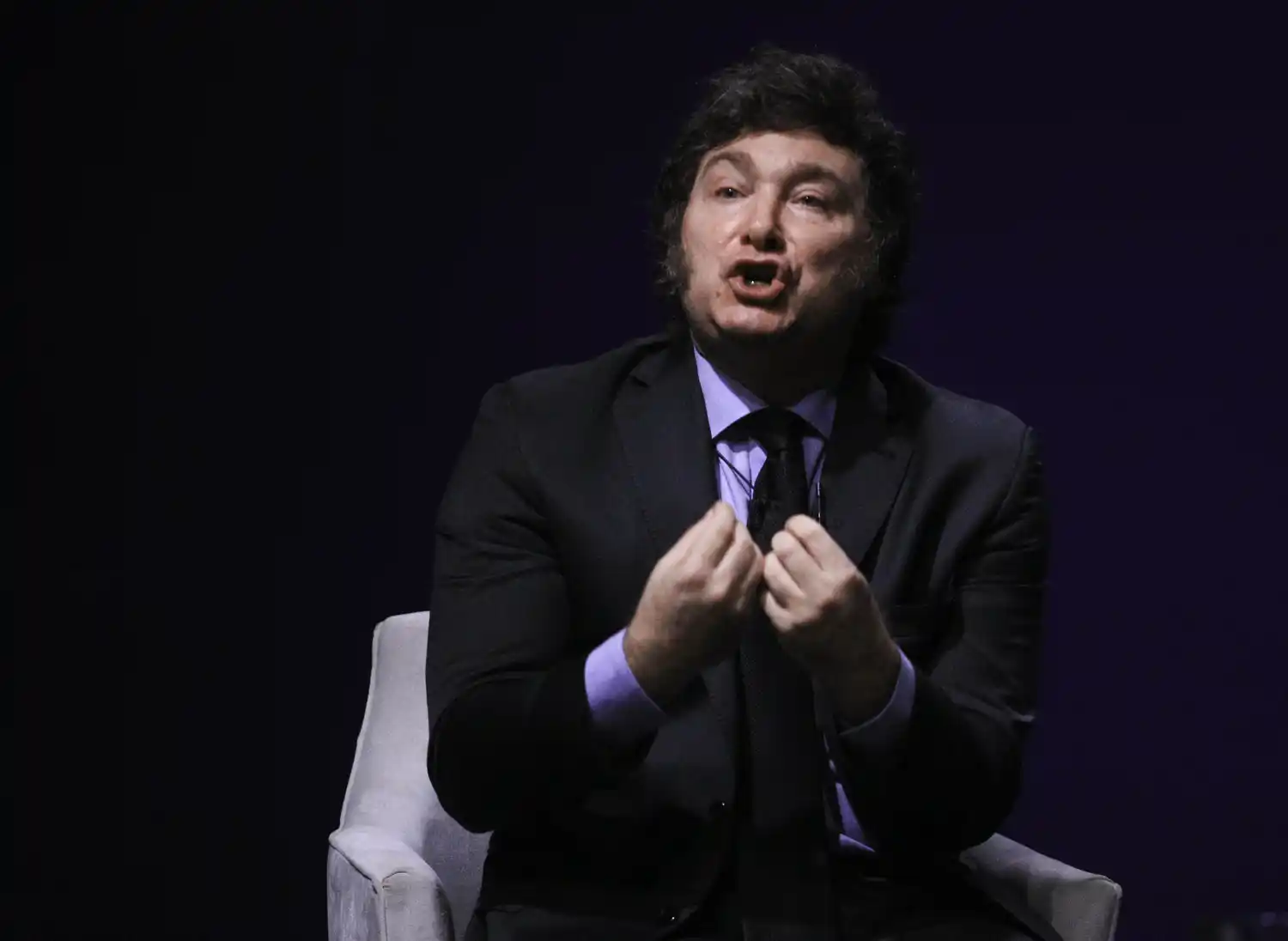 Javier Milei evita levantar el perfil ante la crisis del peronismo.