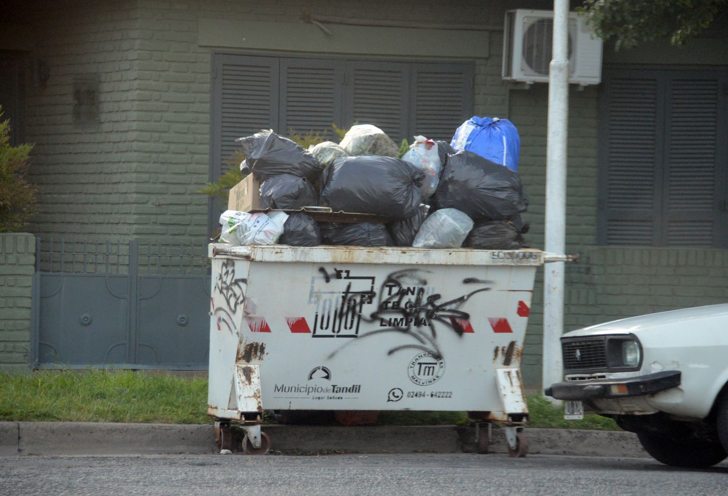 Con la basura en las calles, el Municipio actualizó el cronograma de contenedores