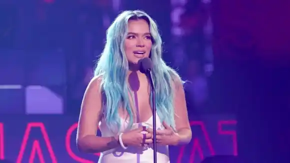 Bad Bunny y Karol G triunfan en los Latin AMAs