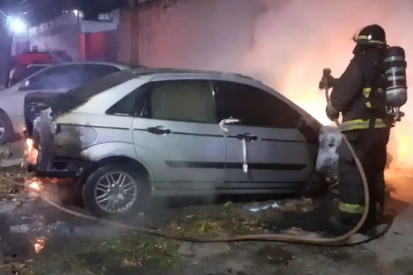 Incendio de un auto frente a la Comisaría 15°: “Es un ataque a la institución policial”, dijo el subcomisario de la seccional