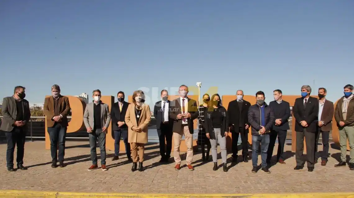 La provincia firmó un convenio para la conexión fluvial entre los puertos de Santa Fe y La Plata