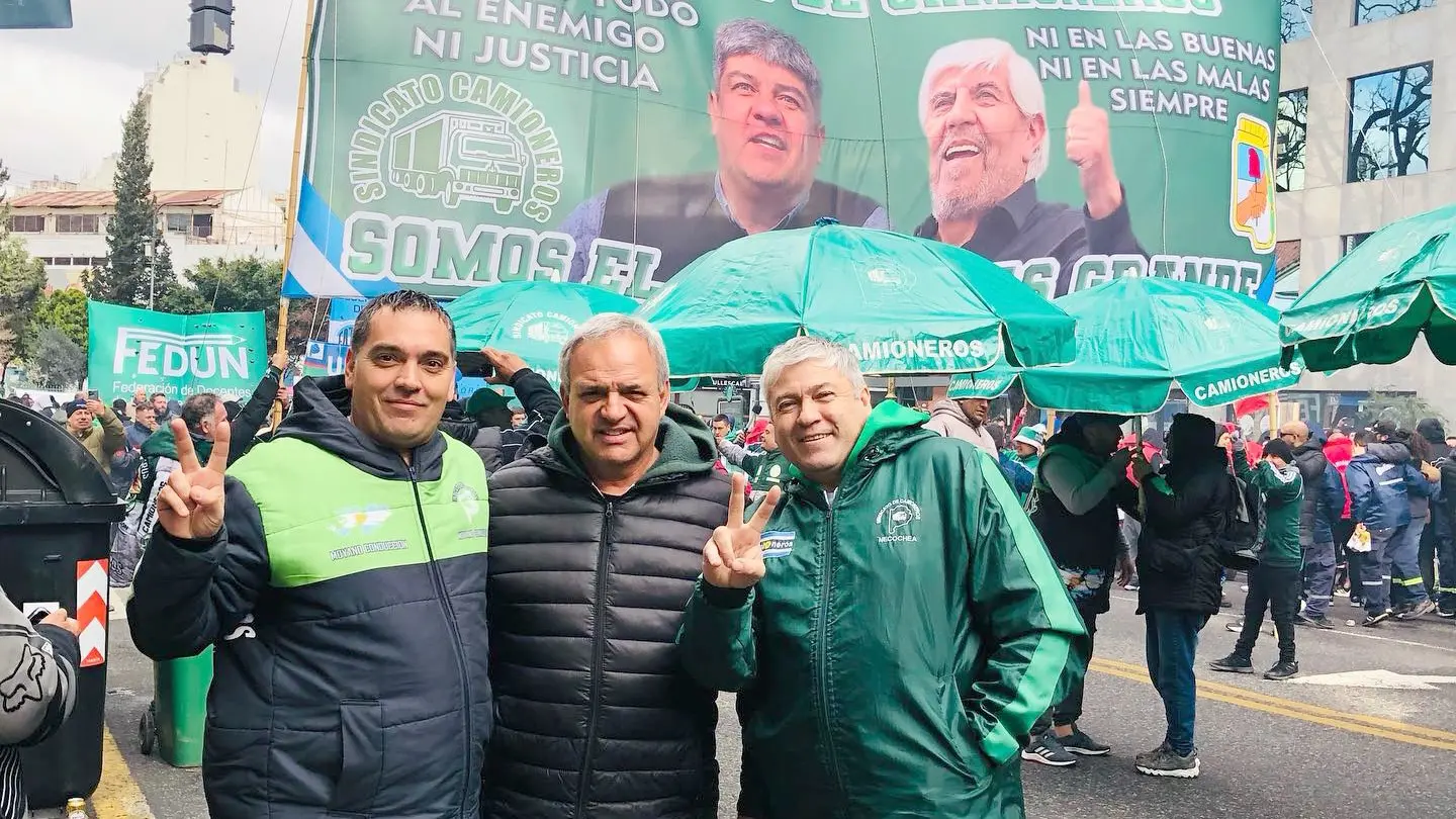 Presentes. Norberto García, a la derecha, Javier Liboreiro y Alberto Peralta, a la izquierda, estuvieron en la marcha por San Cayetano, patrono del Trabajo