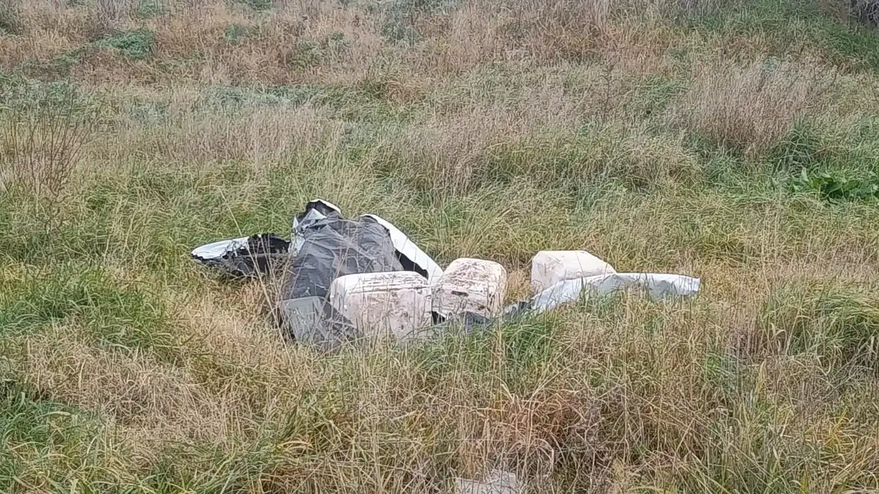 Multaron a un conductor por arrojar residuos en un lugar no habilitado
