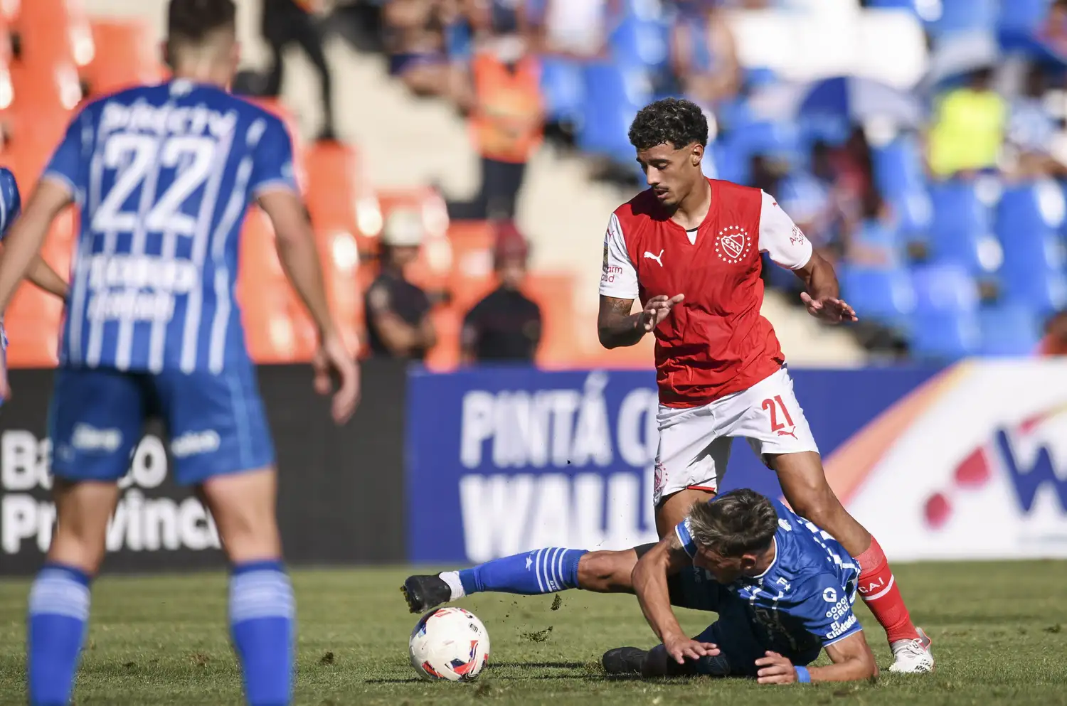 El uruguayo Benavidez intenta un avance. Fue autor de uno de los goles de Independiente.