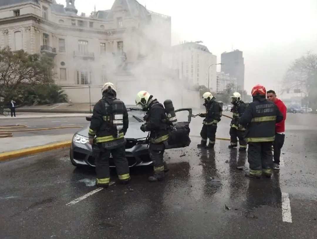 Un BMW se prendió fuego en plena 9 de Julio por una extraña causa