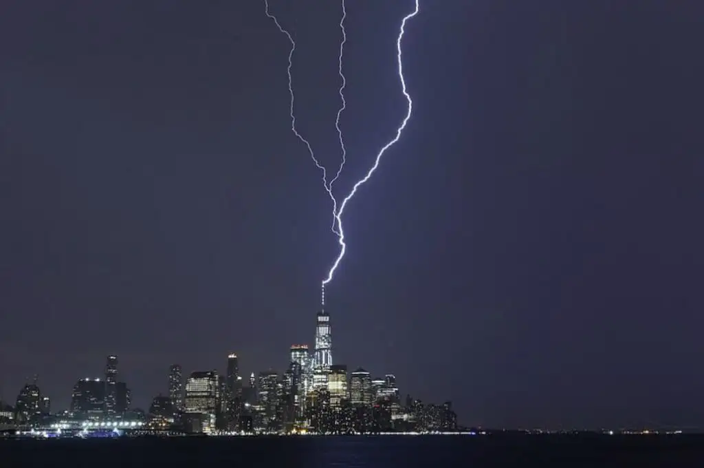 Impactante: un rayo cae sobre el One World Trade Center e ilumina el cielo de Nueva York