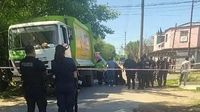 Horror en La Plata: un nene murió tras caer de una moto y ser aplastado por un camión de residuos
