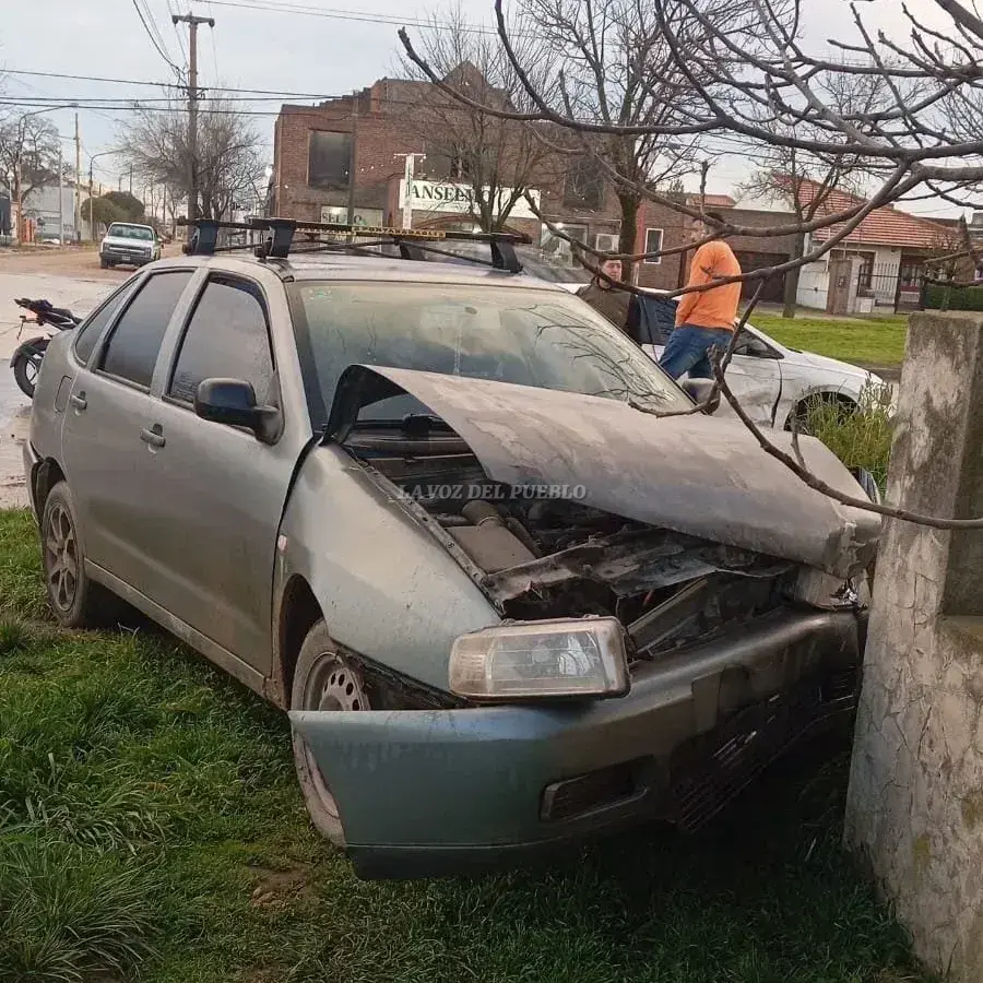 Un auto terminó incrustado contra una vivienda tras chocar con otro vehículo