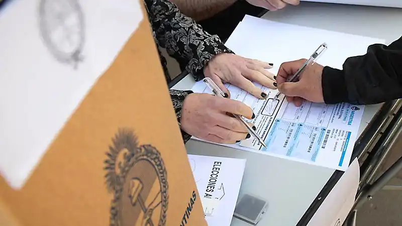 Pagan a autoridades de mesa