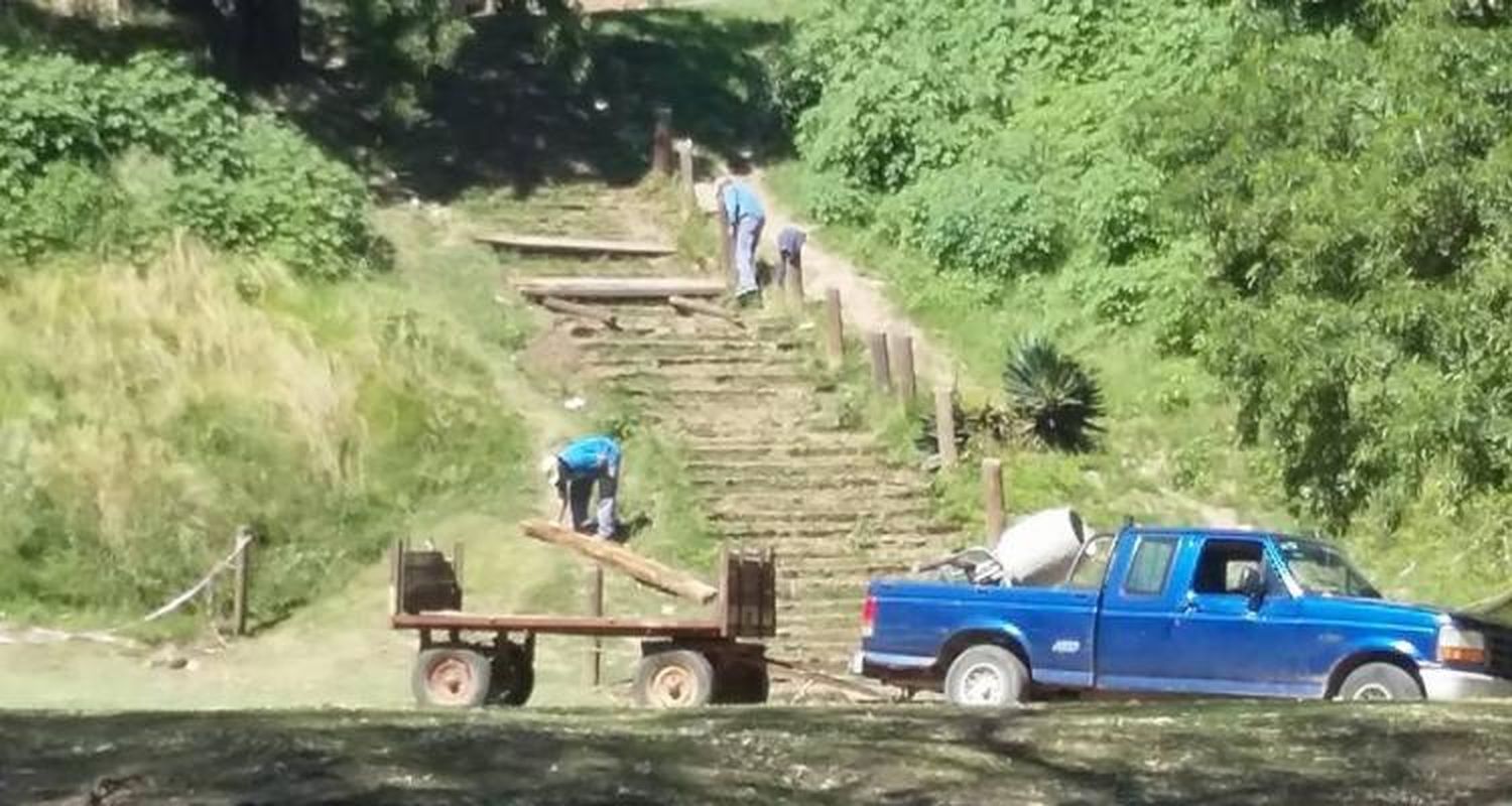 Refaccionan la escalinata ubicada frente al Paseo Público