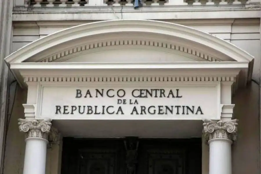 El BCRA compró US$ 574 millones a $300 