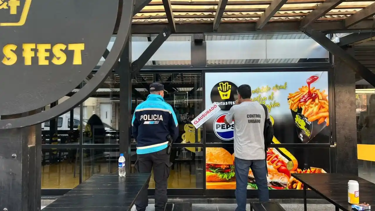 La Policía y el área de Control Urbano de la comuna, pegaron la faja de clausura al negocio de calle 4 casi 83