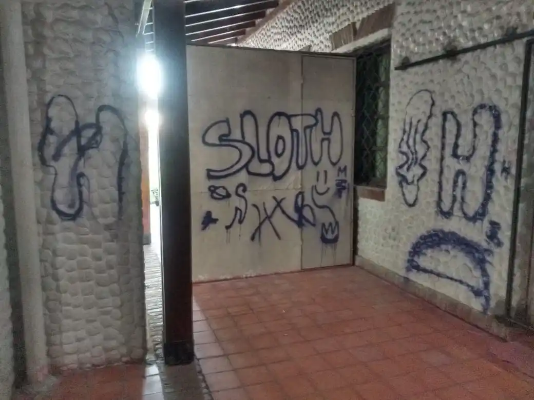 Amaneció con una pintada el edificio de la Escuela Nº 203