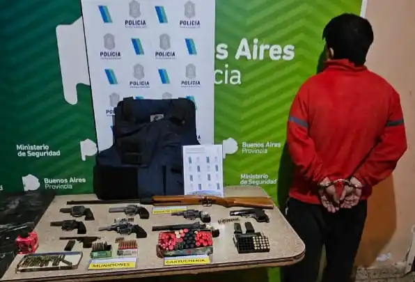Malvinas Argentinas: Detuvieron a un hombre que tenía un arsenal en su casa