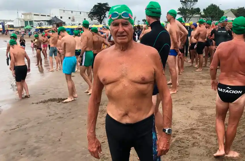 Roberto Alfaro, el nadador de 85 años que encuentra su felicidad en el mar