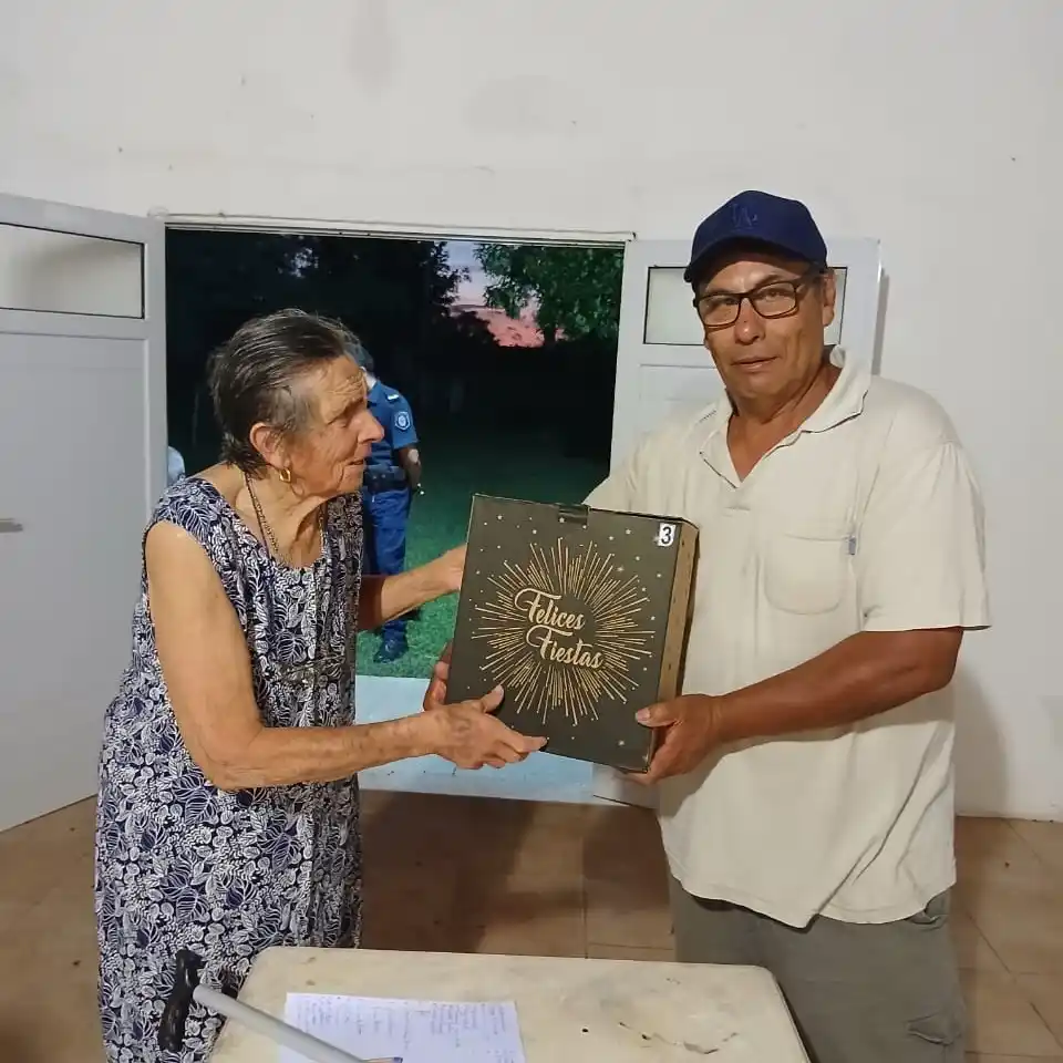 González Calderón: entregaron más de 40 cajas navideñas y continúan las mejoras en el camino de acceso