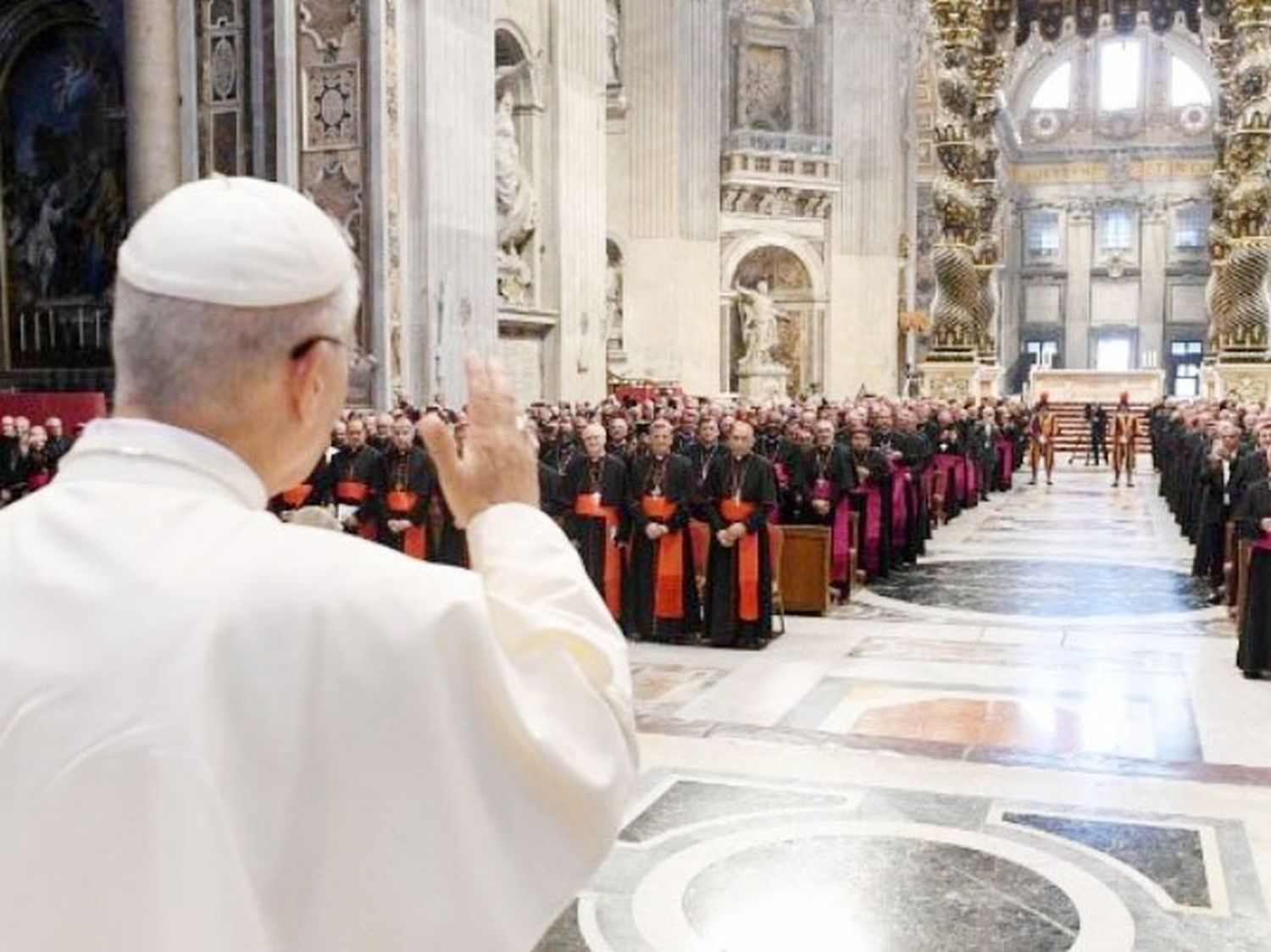 El Papa invitó a los obispos a renovar la esperanza y el servicio pastoral