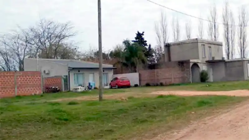 Irrumpieron en la noche, golpearon y patearon a un jubilado para robarle