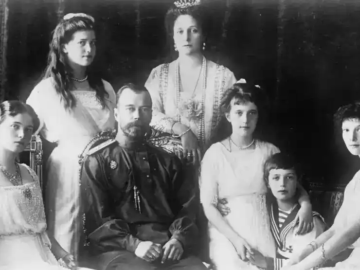 El zar Nicolás, la zarina Alejandra y sus cinco hijos.