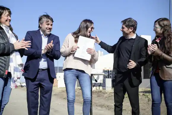 Kicillof entregó casas en Magdalena: "Necesitamos que todos y todas tengan acceso a la vivienda"