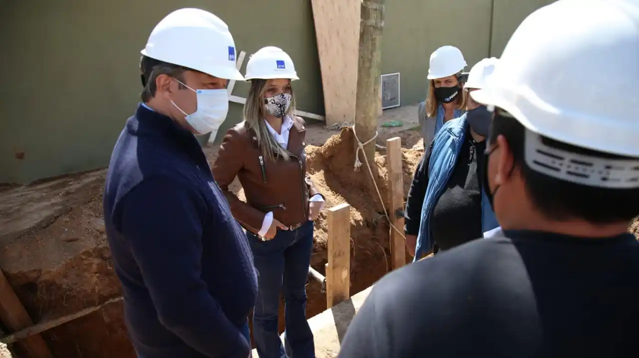 Malena Galmarini y Mariano Cascallares recorrieron obra de cloacas en Claypole