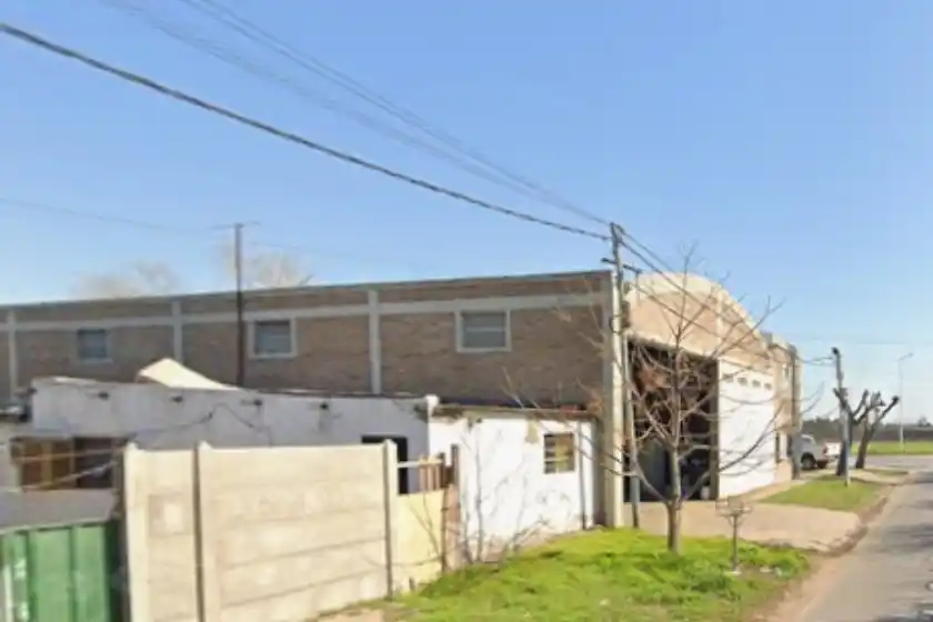 Encontraron sin vida a un hombre en un galpón e investigan si cayó desde el techo en un intento de robo.