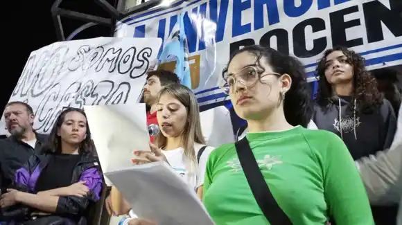 Multitudinaria marcha en defensa de la educación pública en Concordia