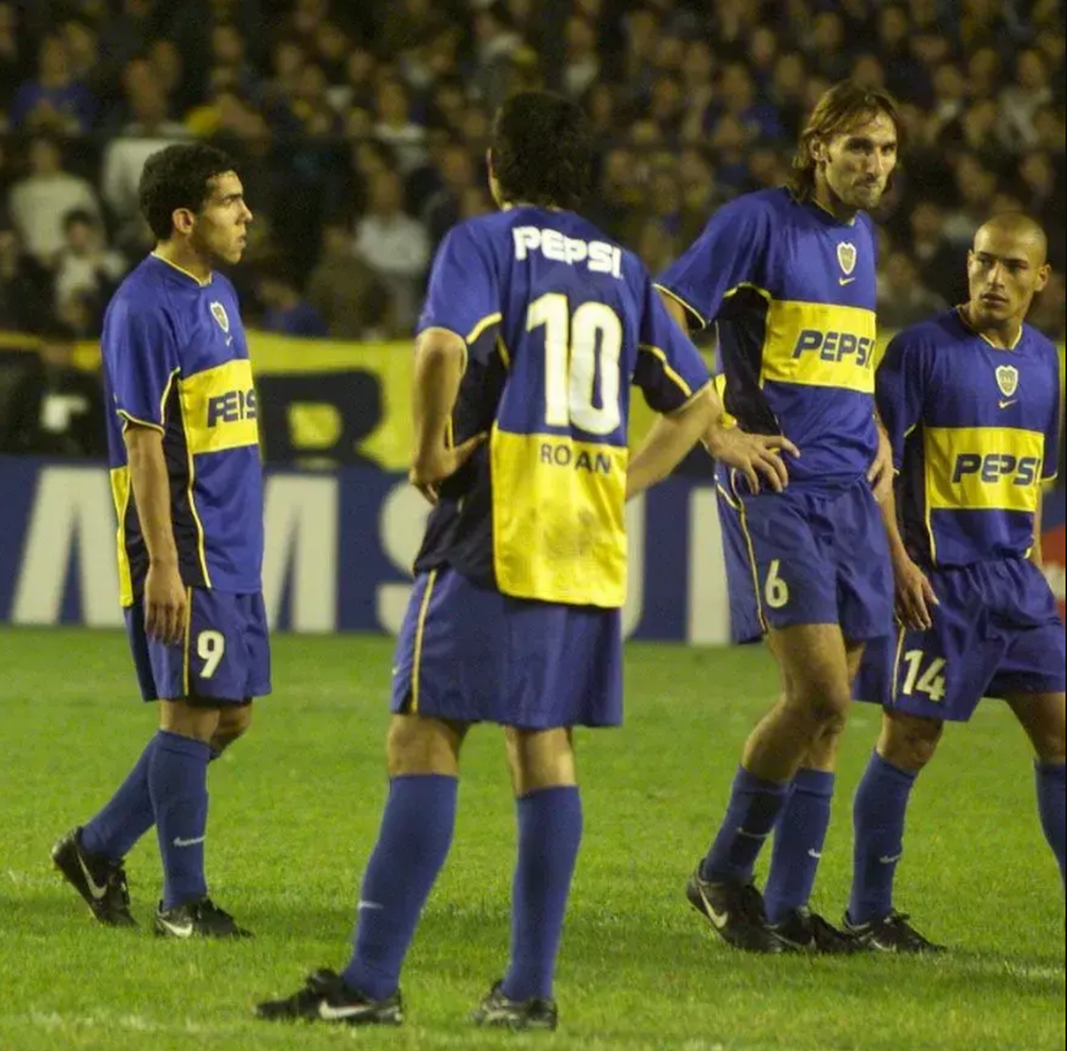 Riquelme, Tévez y Schiavi cuando compartieron plantel en Boca en 2002.