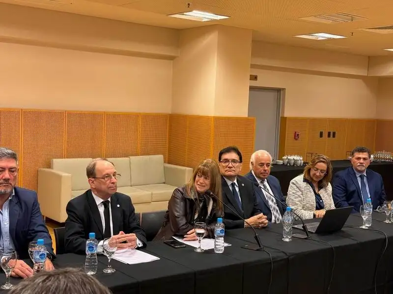 El ministro Coll instó a revalorizar la palabra frente a la manipulación informativa