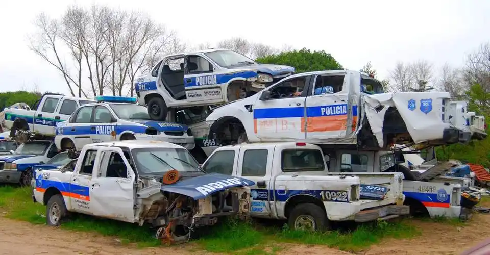 Revelan imágenes de patrulleros abandonados en el depósito judicial