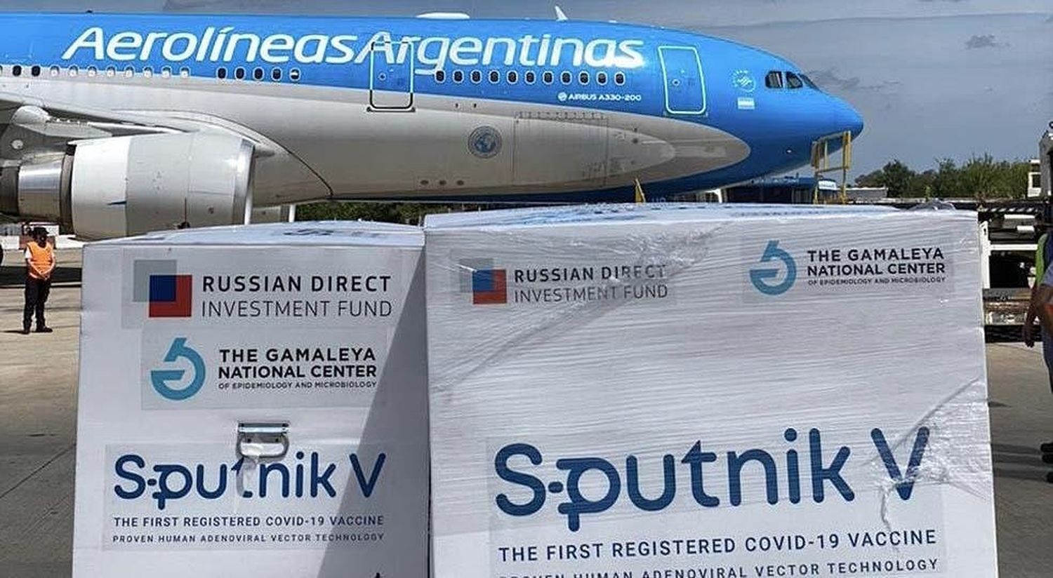 Llegan al país 588 mil dosis de las vacunas Sputnik y AstraZeneca