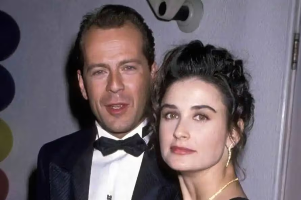 Demi tenía 25 años y Bruce 32 cuando se encontraron por primera vez (1987) en el estreno de la película Procedimiento ilegal.