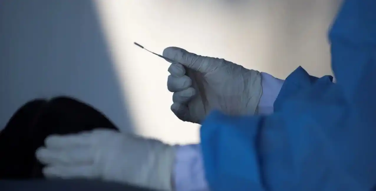 ¿Durante cuánto tiempo contagia una persona infectada con Ómicron?