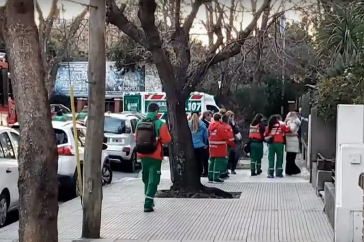 Un menor de tres años fue rescatado con vida por los bomberos.