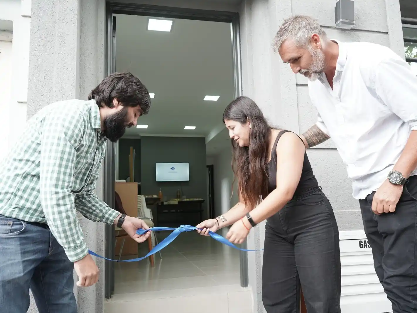 Corte de cinta. Martin Retondo, vocal del distrito y coordinar de infraestructura del distrito 5 del Colegio, Alejandra Medina, vocal, y Santiago Haag, presidente del distrito 5 del Colegio de Técnicos