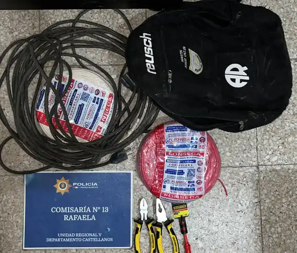 ¿Trabajando un domingo como electricista? Lo atraparon con cables y varias herramientas a estrenar