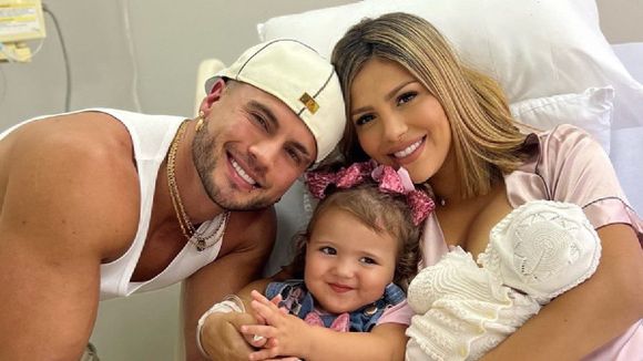 YA NACIÓ Ciela, la hija de Gustavo Elís y Karlis Romero