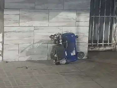 Forzaron una reja de una bicicletería, robaron un compresor y lo abandonaron a pocos metros