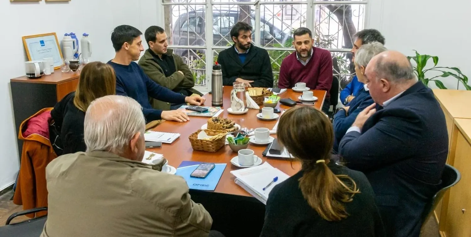 Imagen de la reunión mantenida por el senador Paco Garibaldi y el diputado Mariano Cuvertino con representantes del sector industrial para dialogar temas de agenda del sector.