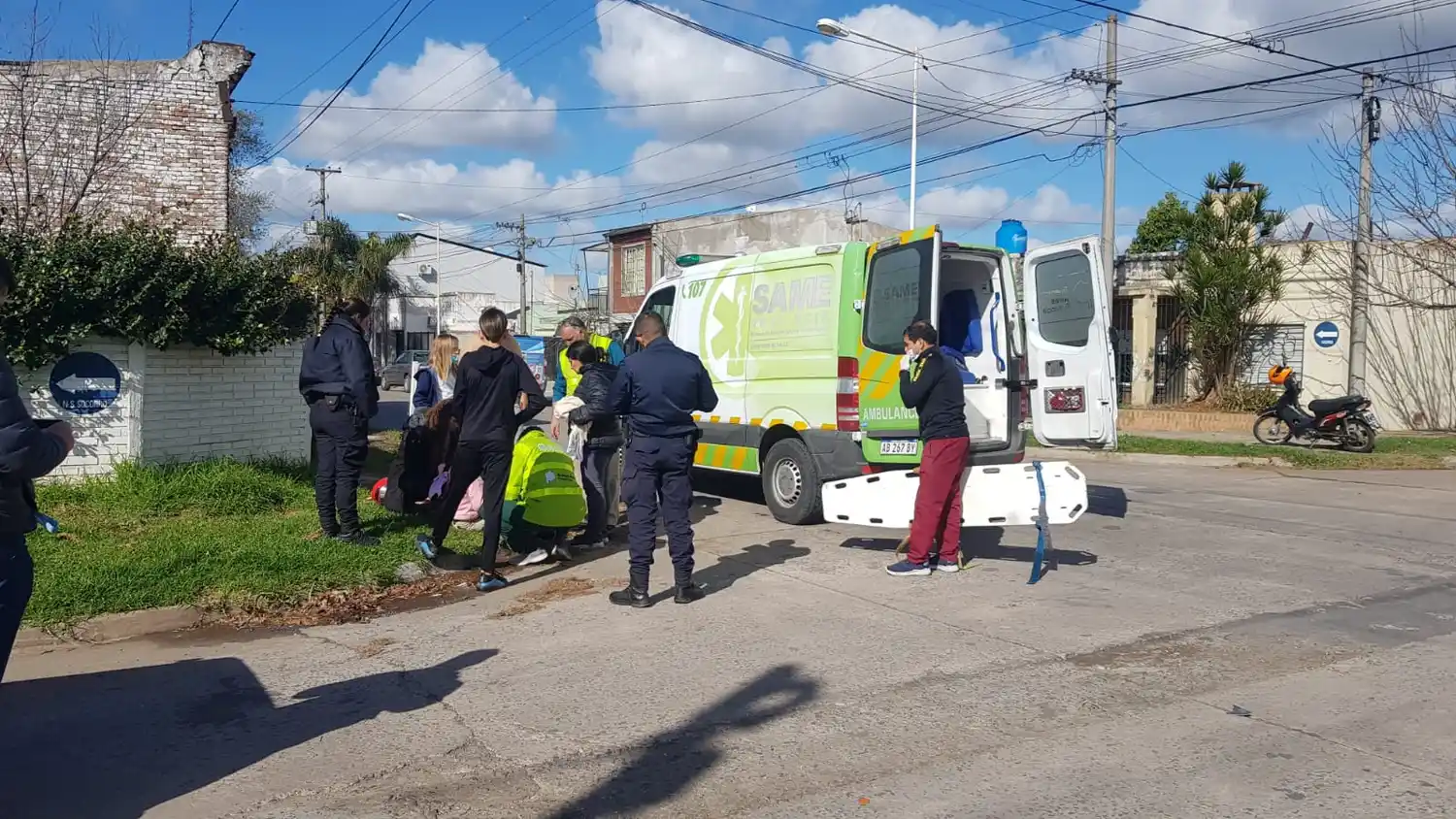 Camioneta y moto chocaron en Caseros y Nuestra Señora del Socorro: una menor fue hospitalizada