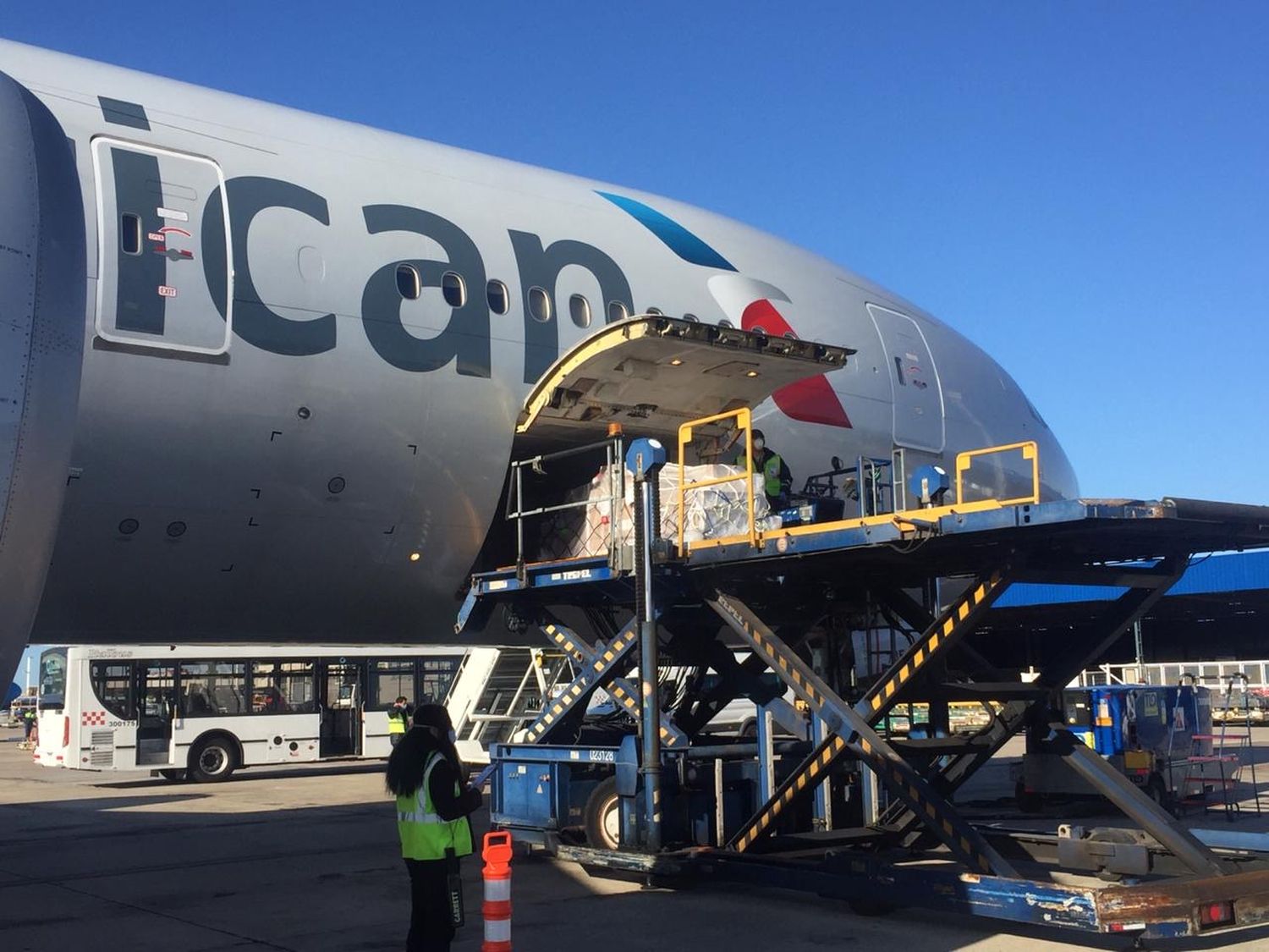 Comenzaron los vuelos cargueros de American Airlines a Montevideo