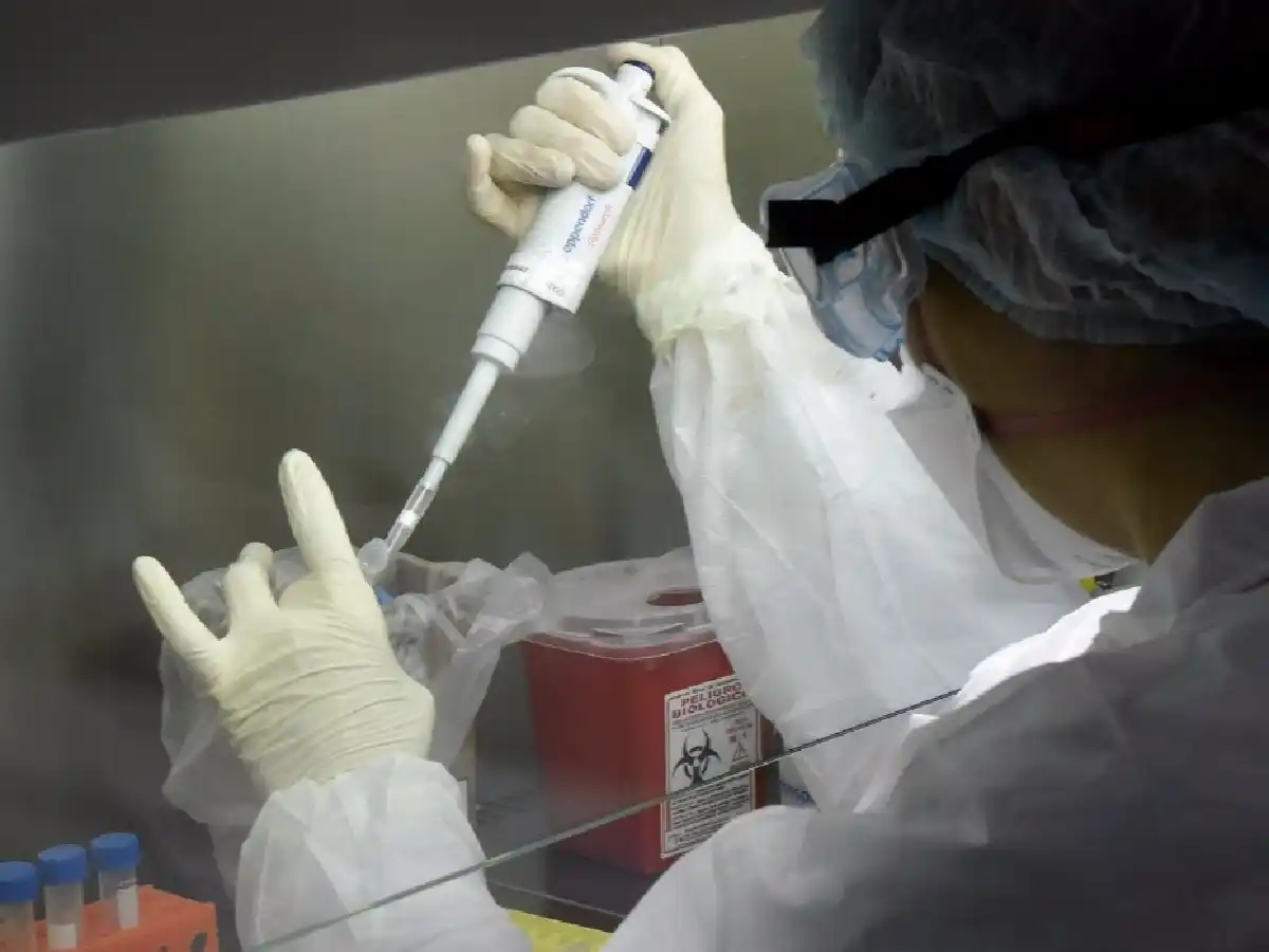 Se realizan más de mil testeos diarios por covid-19 y el país va hacia una "cuarentena administrada"