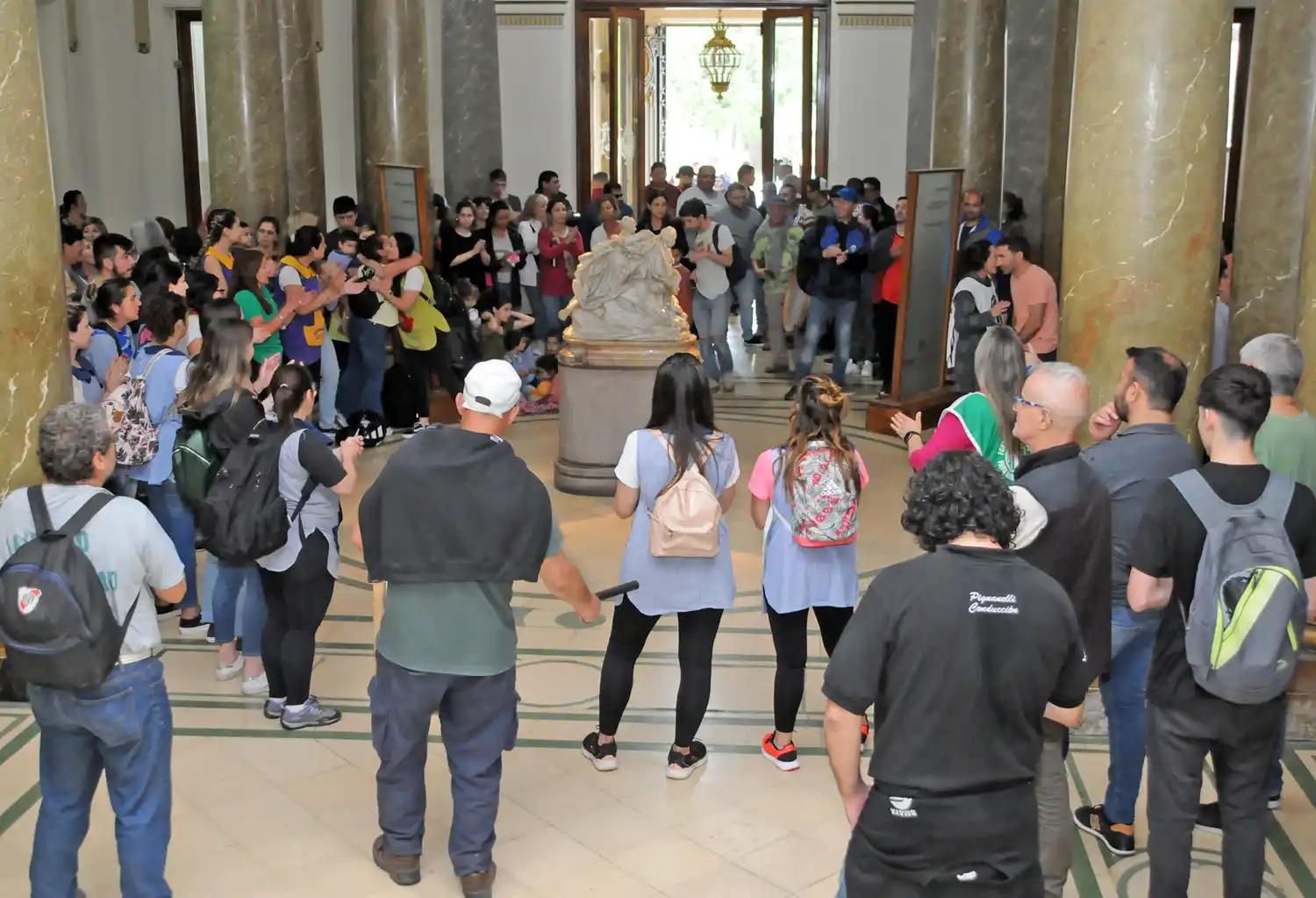 Acompañadas por gremios y la comunidad de padres, las docentes municipales volvieron a manifestarse