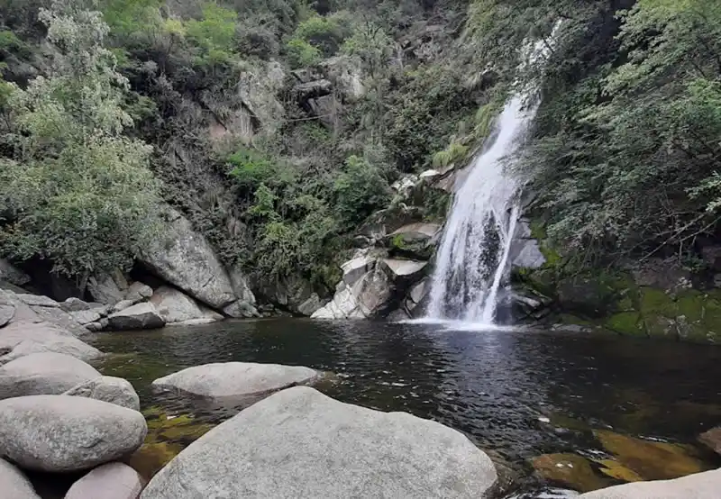 Sendero Cascada Grande - Valle de Calamuchita.