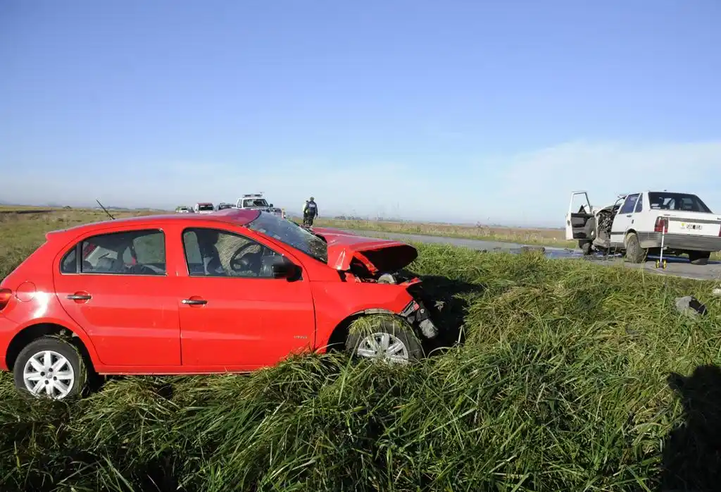 Dos autos protagonizaron un fortísimo choque frontal en el kilómetro 151