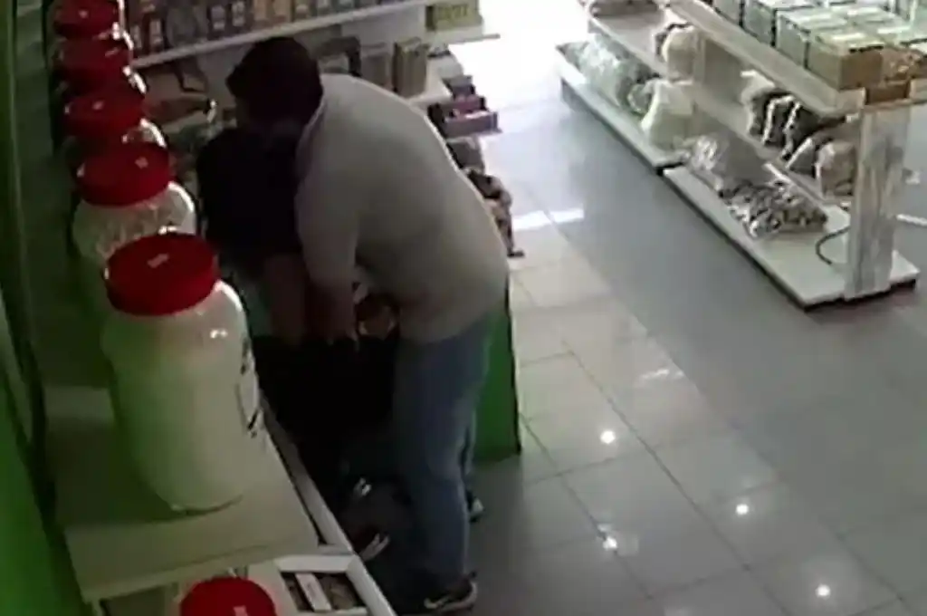 Video: registran un intento de violación en un comercio de Alta Gracia