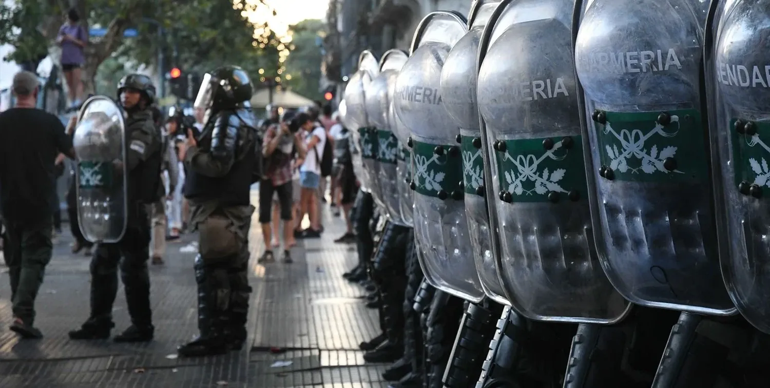 Parte de los incidentes de este miércoles frente al Congreso. Crédito: Télam