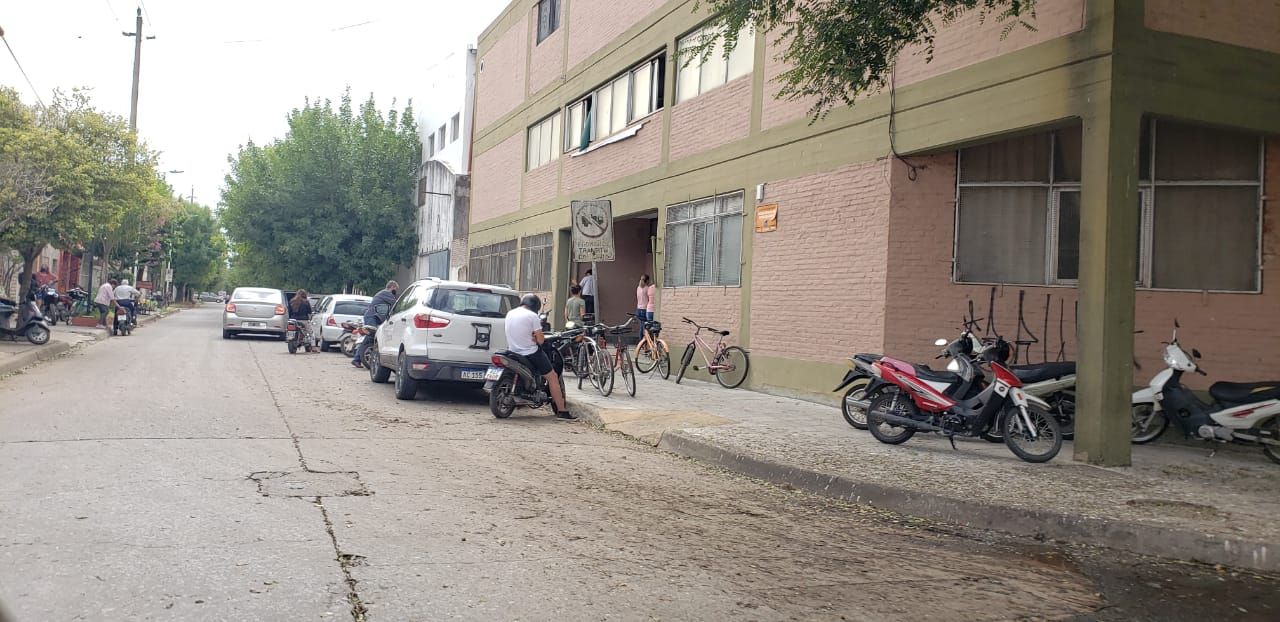 Adolescente de 14 años le clavó una jeringa en la pierna a un compañero en la escuela Industrial